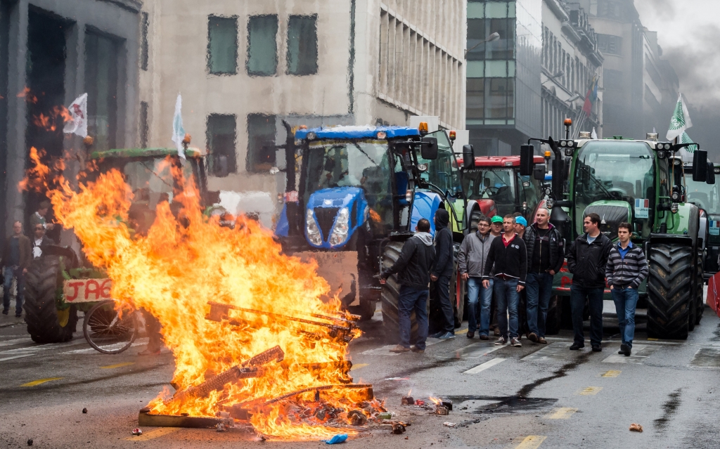 Хаос на улицама Брисела: Трактори, ватра, јаја и водени топови