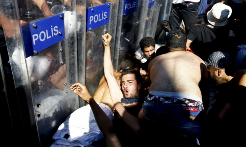 Сукоб полиције и миграната у Турској: Летела говна