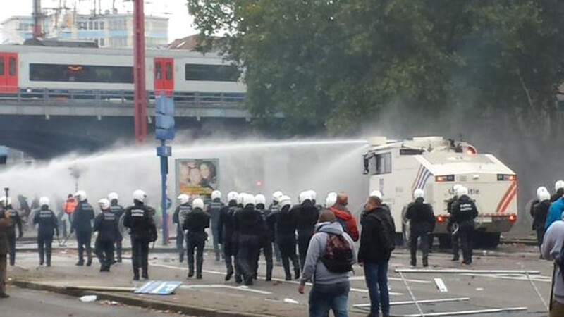 Брисел: Десетине хиљада људи демонстрира против мера штедње, полиција користи водени топ, сузавац и силу (видео)