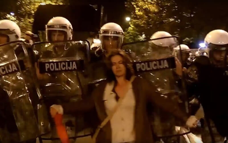 Хаос у Подгорици: Полиција уз помоћ сузавца и багера разбила демонстранте (видео)