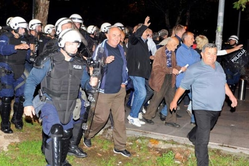 ЕКСКЛУЗИВНО: ЧИТАОЦИ ЈАВЉАЈУ Падају барикаде у Црној Гори, полиција се придружује демонстрантима!
