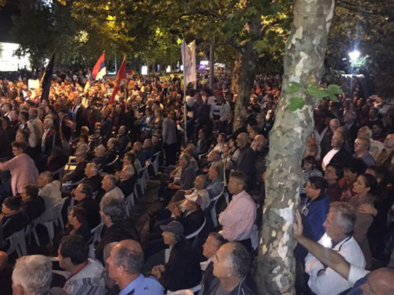 Подгорица: Више хиљада људи пету ноћ протестује испред Скупштине Црне Горе, протести се шире на целу Црну Гору!