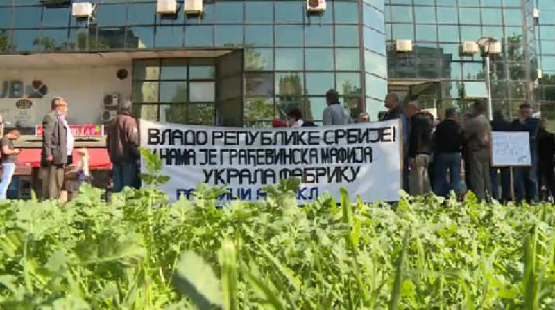 Радници протестовали испред СНС-а, напредњаци их игнорисали