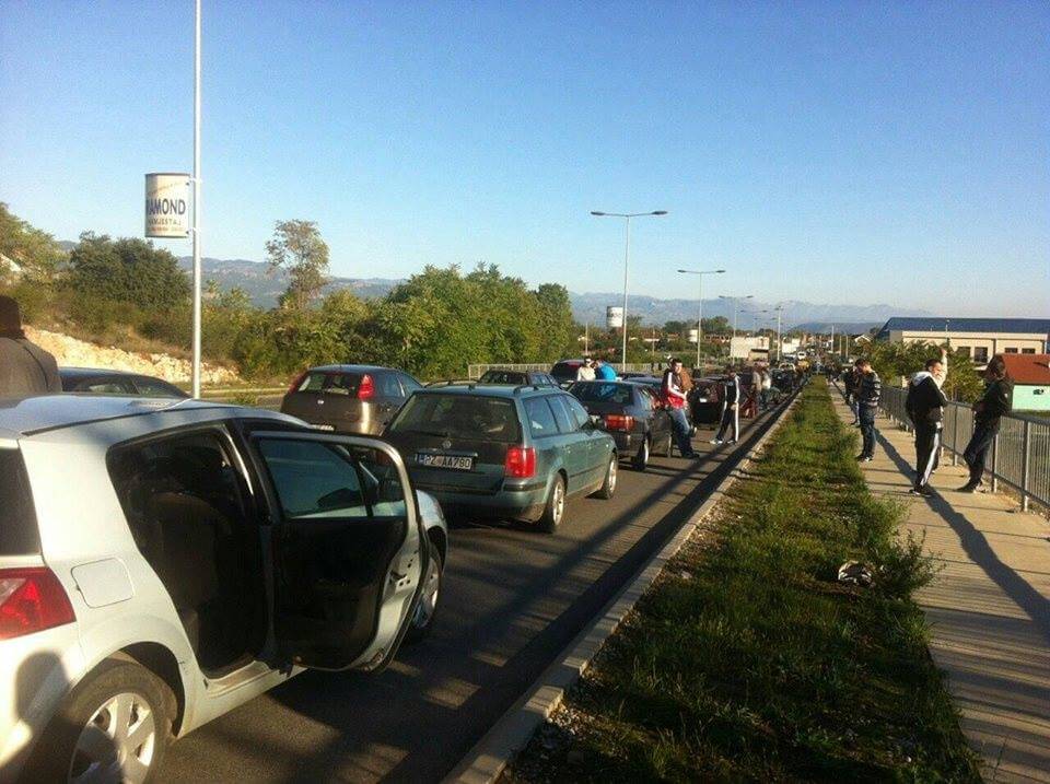 Црна Гора: На хиљаде аутомобила и аутобуса који су кренули на митинг опозиције у Подгорицу закрчили путеве