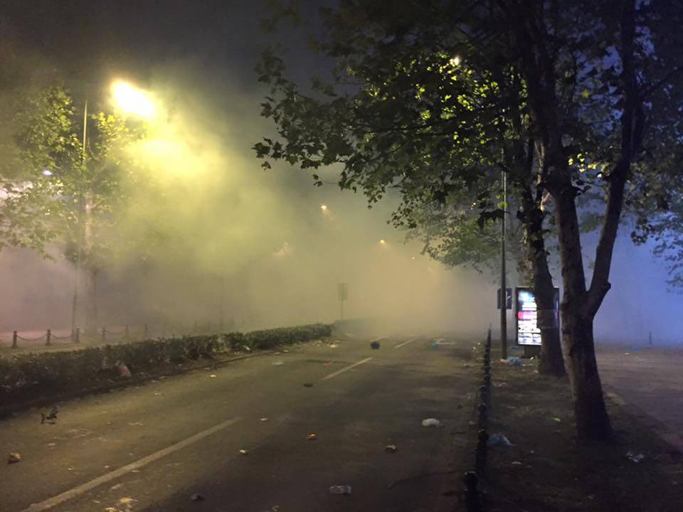 Црногорска полиција уз помоћ бруталне силе разбила протест опозиције у Подгорици! (фото, видео)