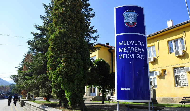 Општински службеници у Медвеђи добили налог да уче албански језик