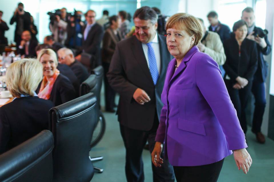 Званичник Баварске прети: Вишак миграната ћемо одвести пред канцеларију Ангеле Меркел