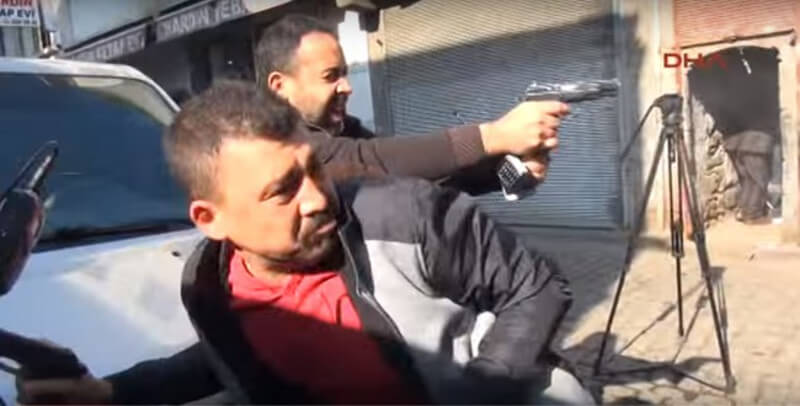 ТУРСКИ ДРЖАВНИ ТЕРОРИЗАМ НА ДЕЛУ! Лидер Курда брутално убијен док је давао интервју на улици (видео)