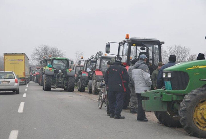 БЛОКАДА ПУТЕВА: Пољопривредници заустављени на путу Суботица Бачка Топола