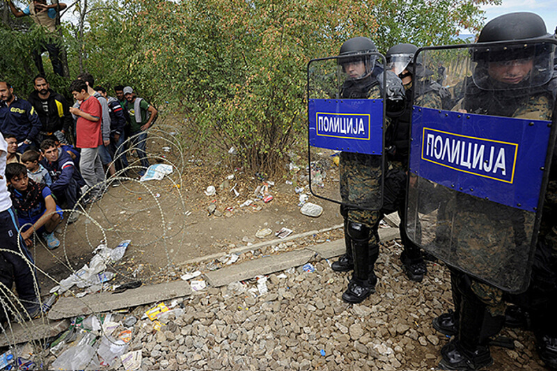Македонска полиција шок-бомбама растерала мигранте на граници са Грчком