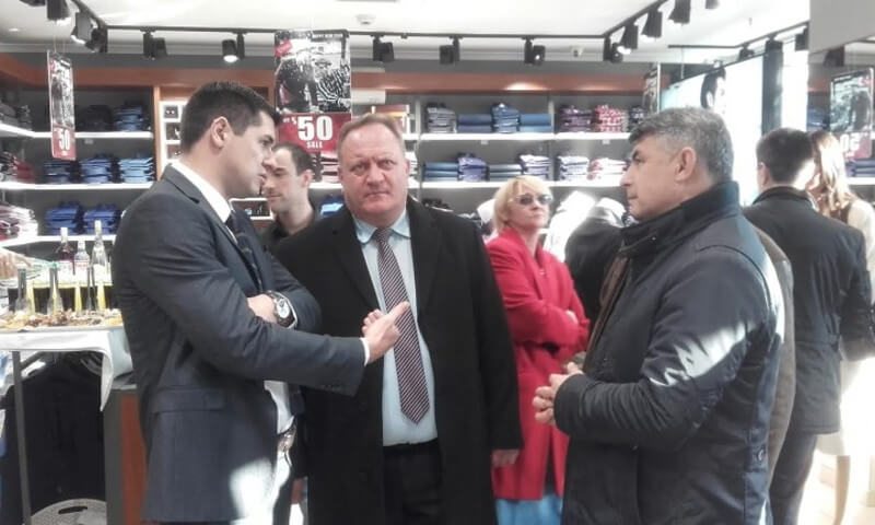 Урнебесно: Први напредњак Лесковца свечано отворио бутик турске робе!