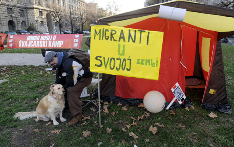 Србија: Због лоповских банака мигранти у сопственој земљи!