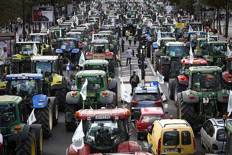 Чије ти интересе браниш смраду један? Сељаци могу у центар Париза и Брисела али вама говнарима ако уђу у круг двојке смак света, јел да?