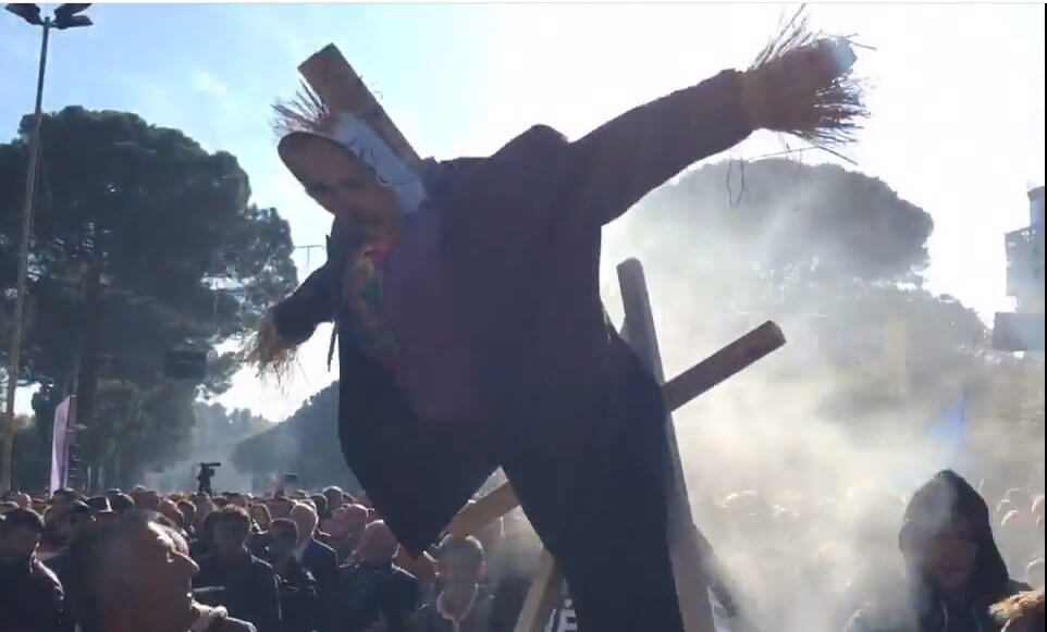 Тирана: Жестоки протести против премијера Едија Раме чију су лутку демонстранти спалили, летеле каменице и димне бомбе (видео)