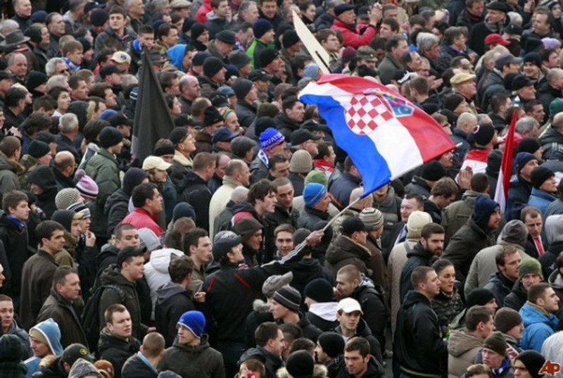 Десетине хиљада усташа маршира Загребом којим се ори „У бој у бој“ и „За дом спремни“!
