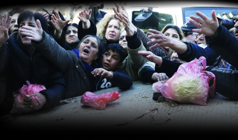 ОВО НИЈЕ СИРИЈА, ОВО ЈЕ ГРЧКА У ЕУ КОЈУ МЕДИЈИ СКРИВАЈУ: Гладан народ се отима за храну, хаос на улицама! (видео)