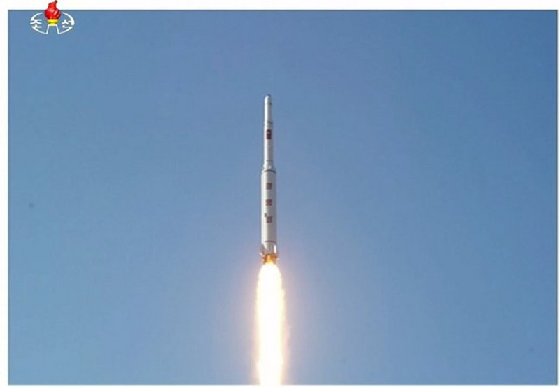 Северена Кореја лансирала ракету дугог домета којом је у орбиту избацила сателит