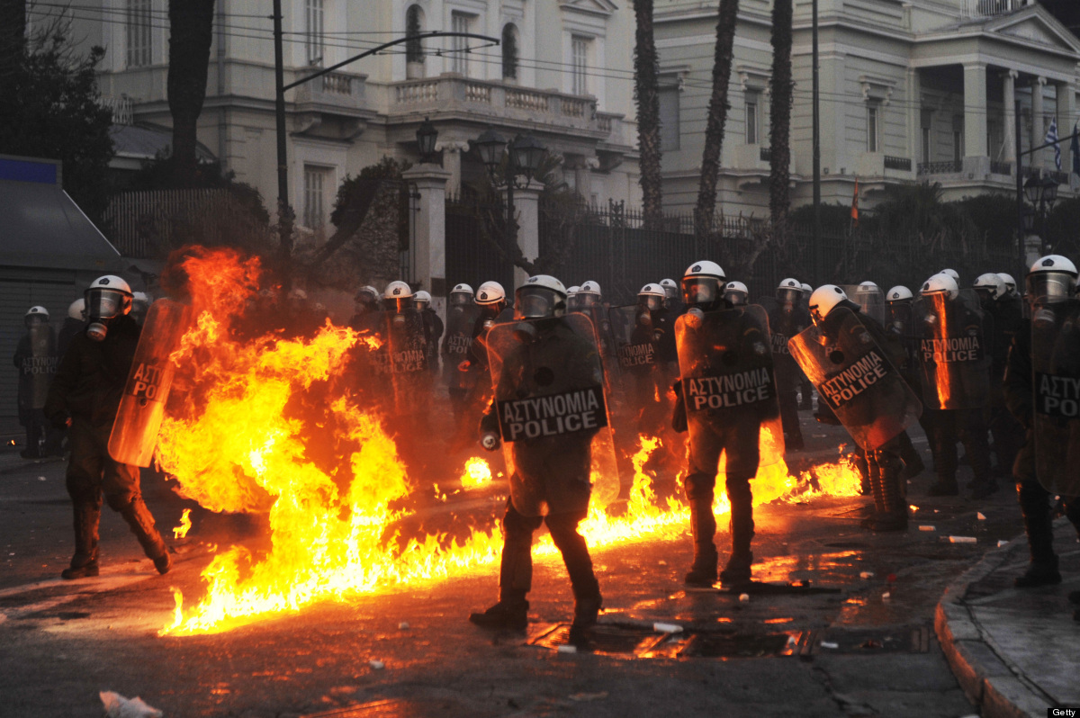 Грчку паралисао генерални штрајк док је Атина у пламену (видео)