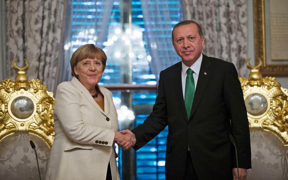 Меркелова пред Турцима шени као пудлица!