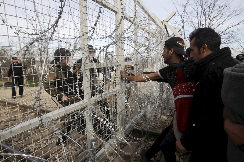Хаос са мигрантима почиње: Македонија и Грчка затвориле границе