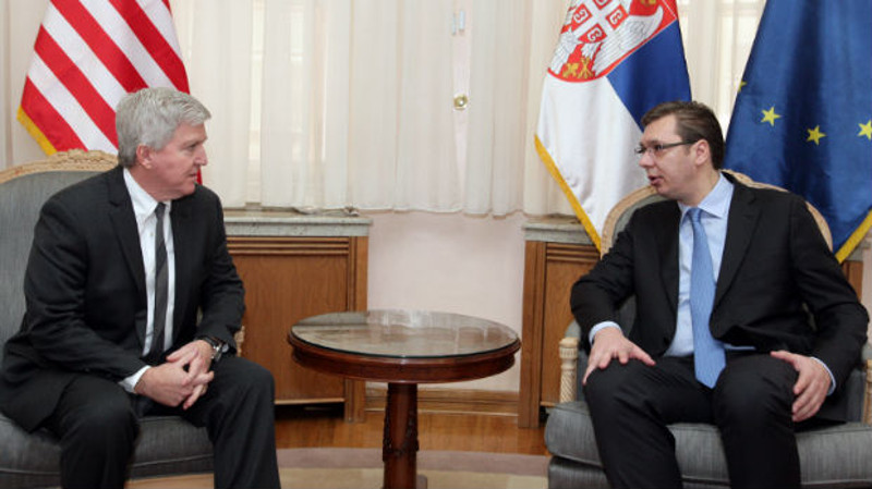 Амерички амбасадoр Скот уручио Вучићу честитку Џона Керија: „САД ће подржати ваша залагања да наставите пут у ЕУ и нормализујете односе са Косовом“