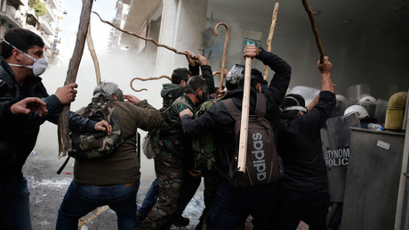 Атина: Овако знају да бију само сељаци (видео)
