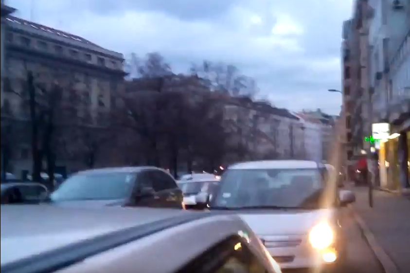 ЕКСКЛУЗИВНО! Погледајте како су радници јуче блокирали Сарајевску и Немањину улицу у Београду! (видео)