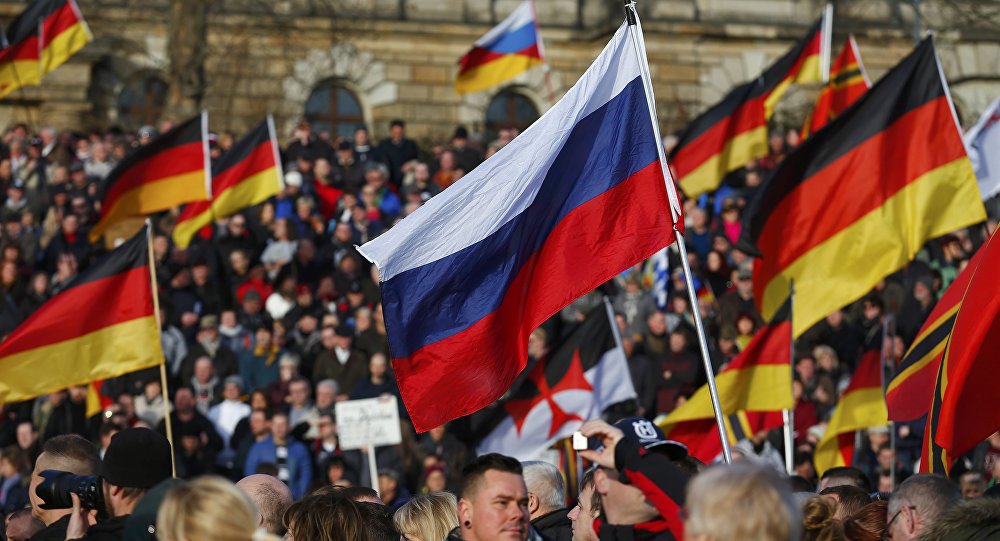 Дрезден: Немци носе руске заставе и узвикују: „Путина у Берлин — Меркелову у Сибир“