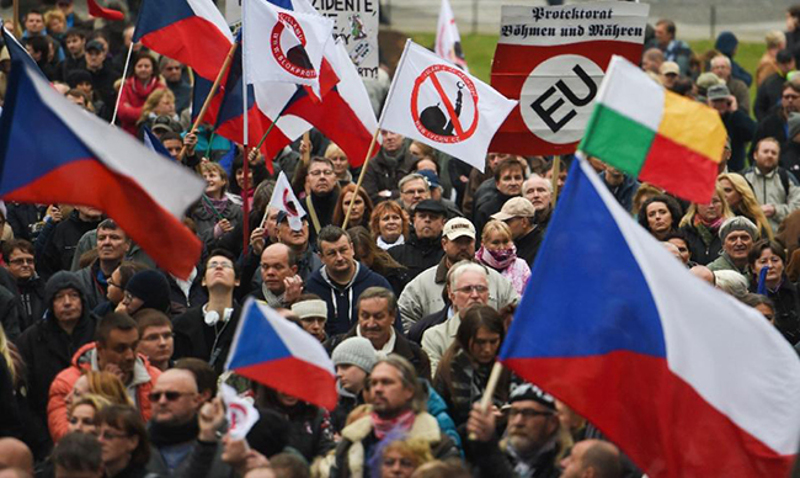 У Прагу хиљаде скандирале „Чешка Чесима“, у Варшави - „Пољска Пољацима“