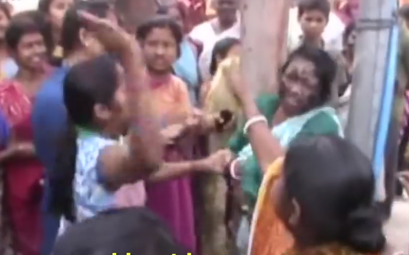 Погледајте како се бесна маса у Индији обрачунава са вештицом (видео)