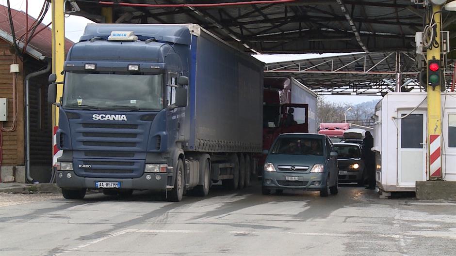 Камионџије блокирају границе због цене горива и високих акциза