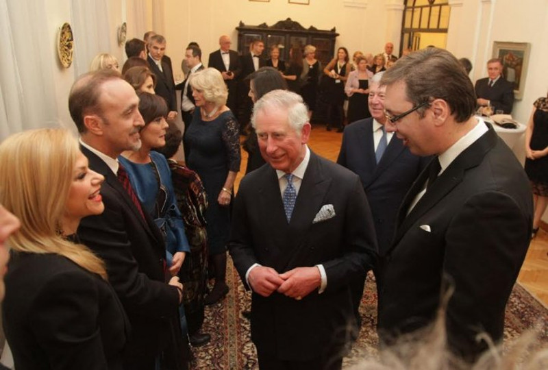 Чему ова маскарада са британским принцом у Србији?