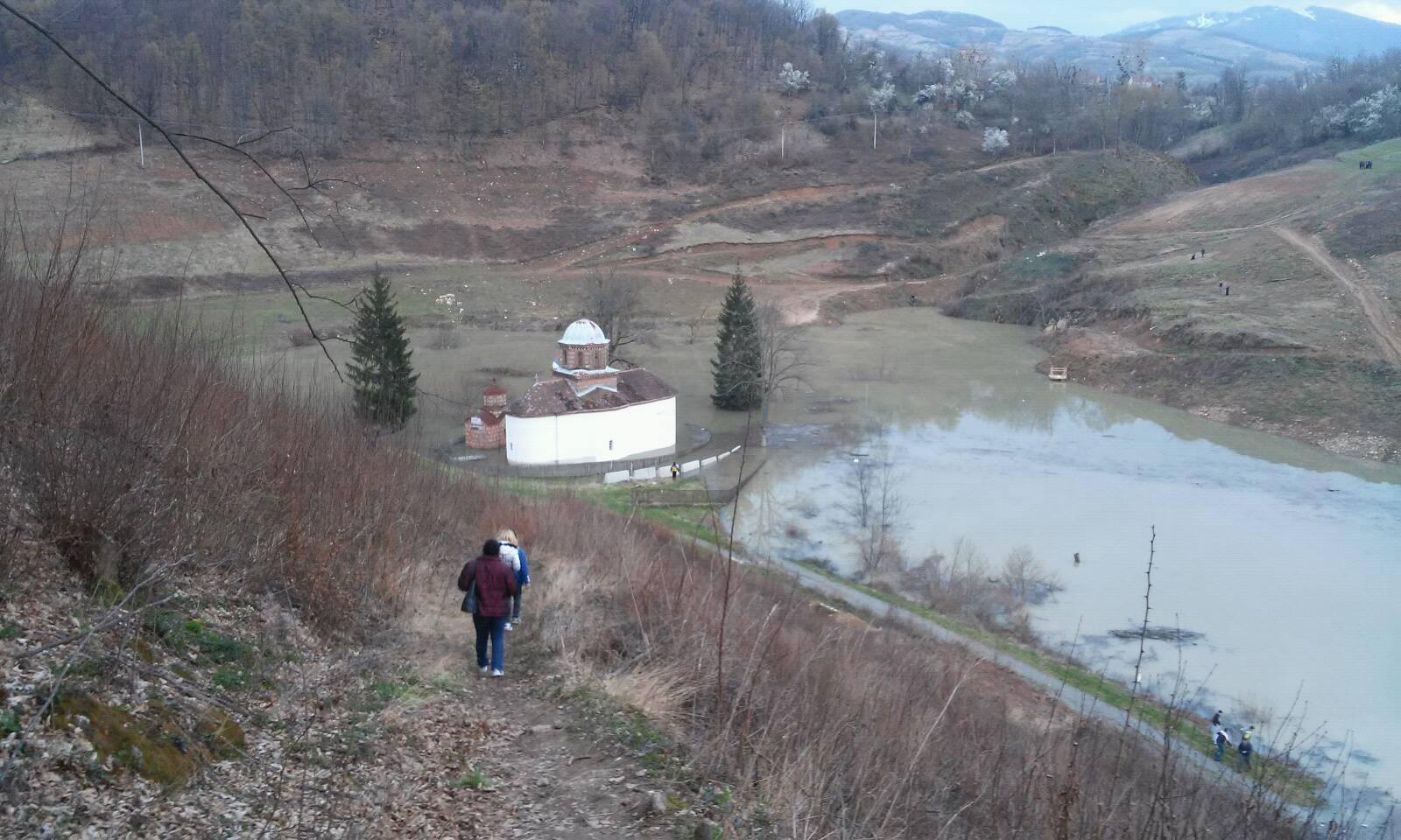 Ваљево: Манастир Грачаница полако али сигурно нестаје под водом (фото)