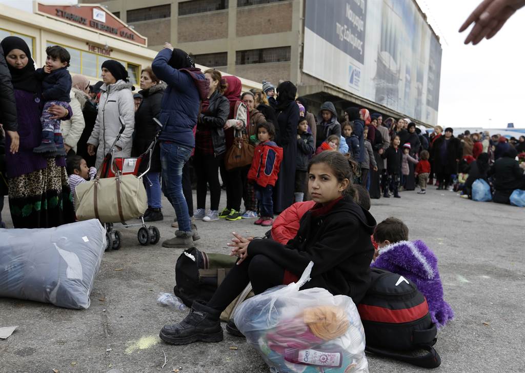 Све више избеглица на граници Mакедоније и Грчке, огромни редови за храну (видео)