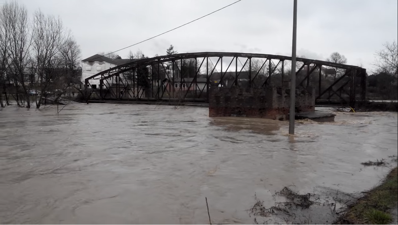 Излиле се реке, стали возови, у Чачку ванредно стање, почела евакуација најугроженијих (видео)