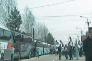 Вучић допремио 5.000 ботова са 80 аутобуса на митинг у Лесковцу (видео)