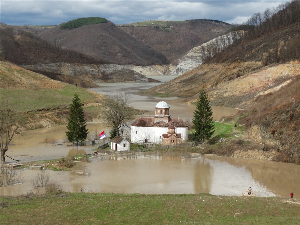 Вода продире у Грачаницу а проклетство у Србију... (фото, видео)
