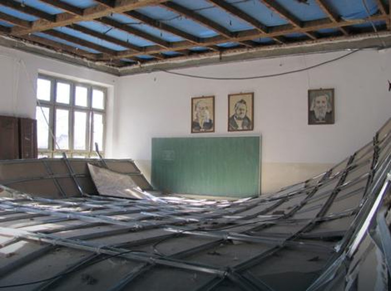 Мионица: У селу Дучић у школи пао плафон, трагедија избегнута за 15 минута