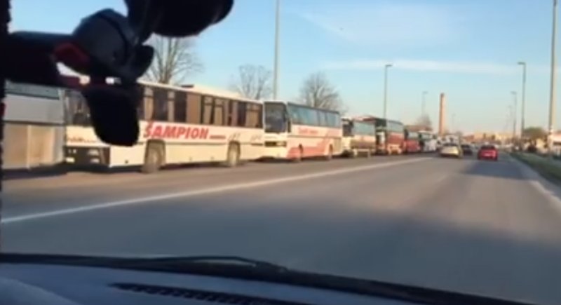Зашто напредњаци на митинге широм Србије довлаче стотине аутобуса својих ботова и шта тиме желе да постигну (видео)