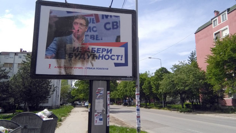 Гладан народ широм Србије масовно уништава билборде напредне криминалне групе