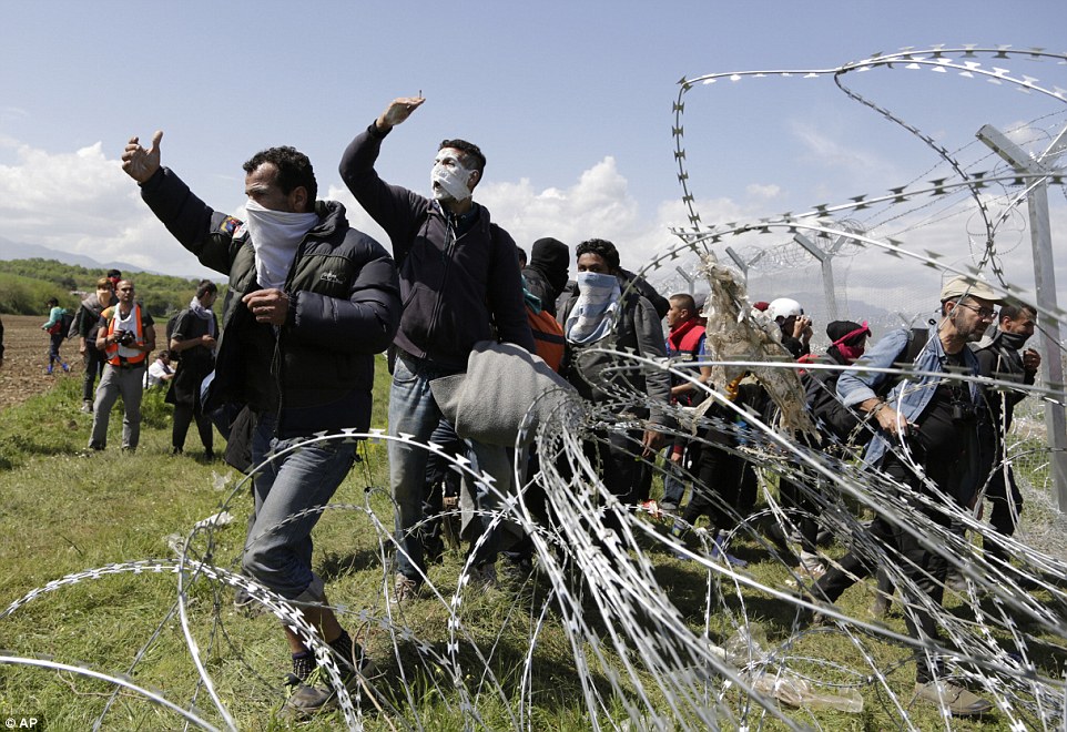 Европска унија ћути док мигранти са њене територије насилно покушавају да упадну у Македонију?!