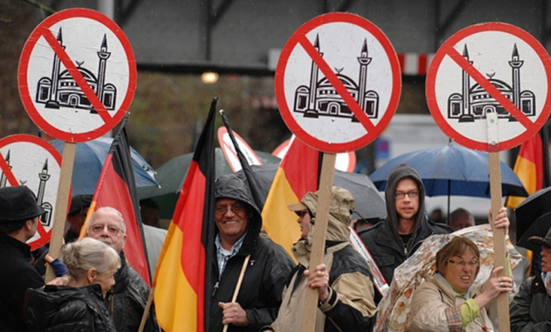 Pegida: Меркелова прима мигранте, а 700.000 Немаца се иселило за само годину дана