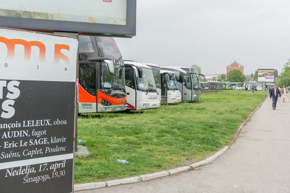Како је протекло окупљање НАПРЕДНОГ ЦИРКУСА у Новом Саду где су ботови довучени у више од 300 аутобуса (фото, видео)