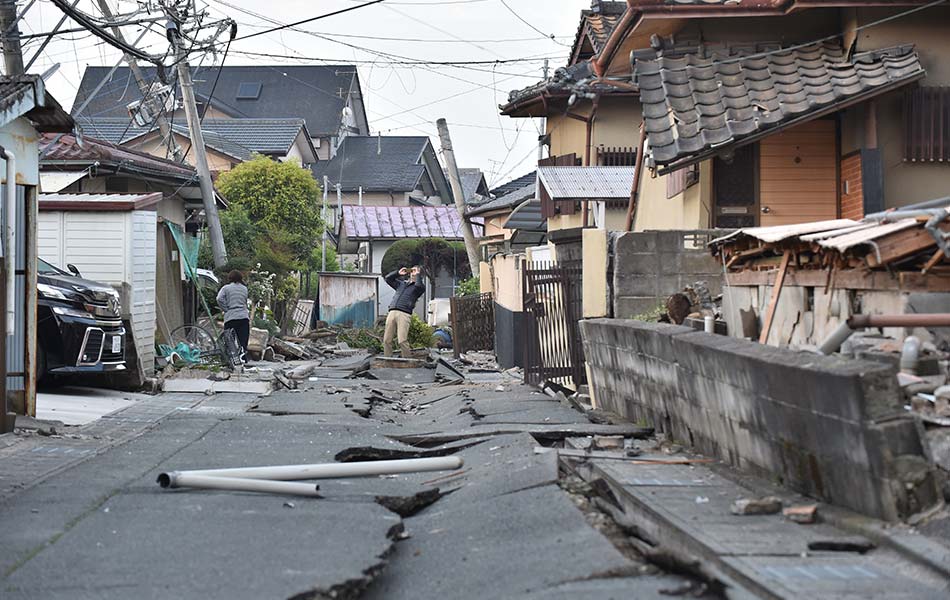 Јапан: Десетине мртвих у земљотресима, спасиоци трагају за преживелима