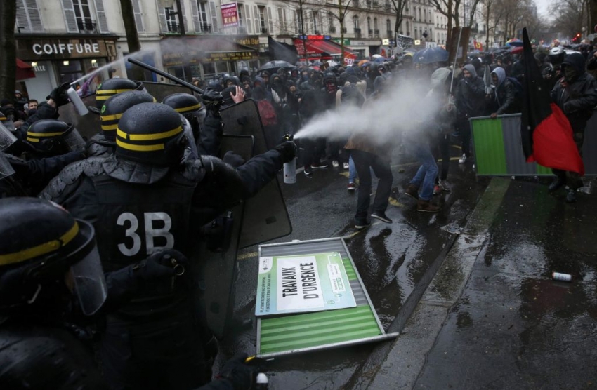 Француска полиција сузавцем на демонстранте у Паризу који протестују против предложене реформе закона о раду (видео)