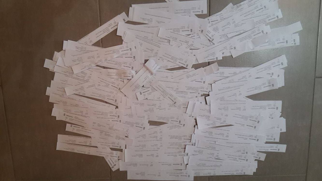 Око 1000 позива за гласање данас је пронађено у Вардарској улици у Новом Саду (фото)