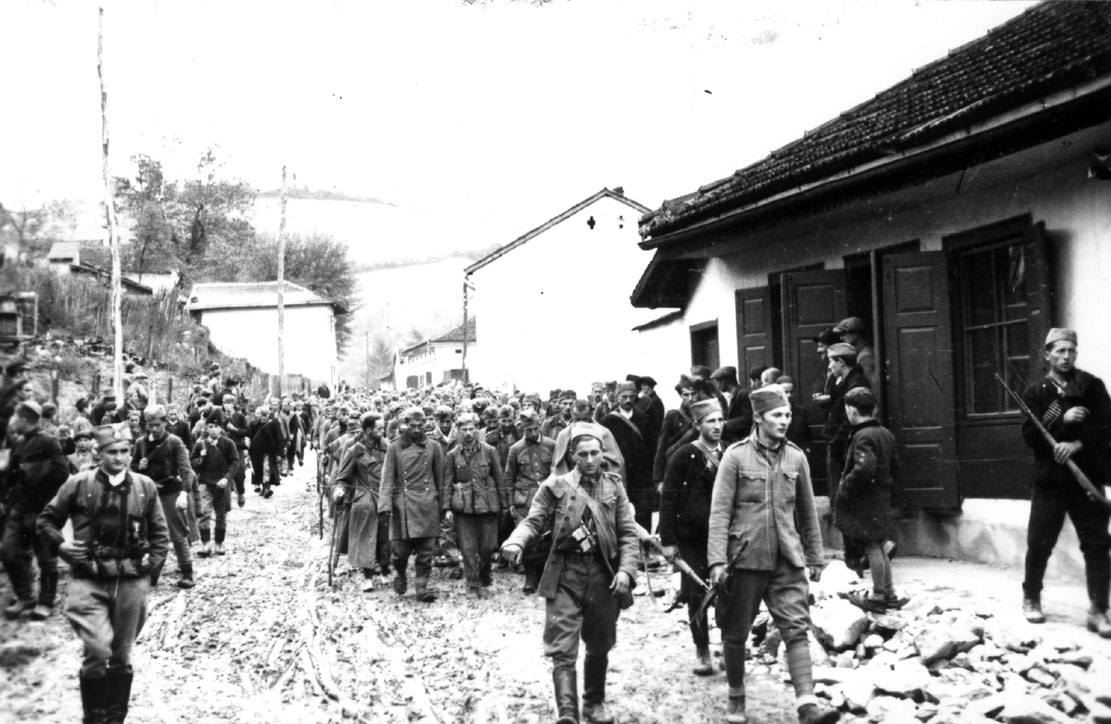 У Москви су заробљене Немце спроводили 1944. године док су четници немачке заробљенике у Србији спроводили већ 1941. године