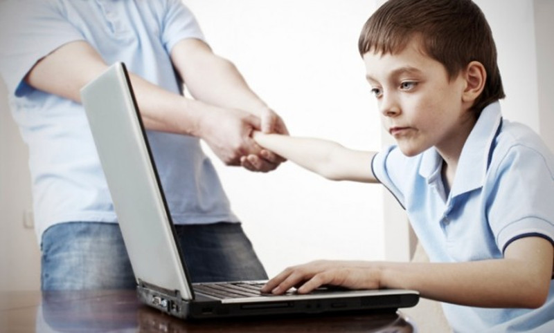 Деца у Србији дневно проводе по три сата на интернету