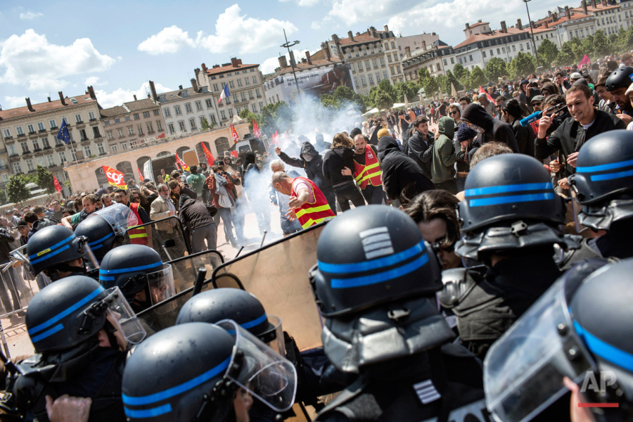 Француска: Радници блокирају бензинске пумпе у знак протеста против промена закона о раду - полиција их растерује воденим топовима