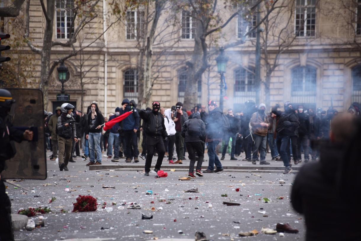 Париз: Велики раднички протести се настављају - полиција употребила сузавац против демонстраната (видео)